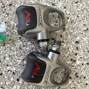 LOOK Keo Classic Road Pedals in Silver with Black/Red Accents